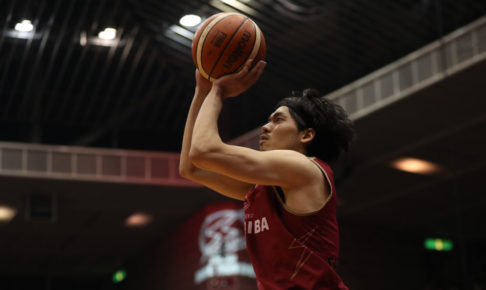 川崎ブレイブサンダースの凄技に「神回」の声　プロバスケ選手が3点シュートの限界に挑む