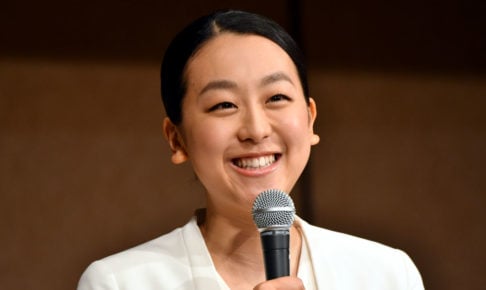 浅田真央の料理連載、かれいの煮つけに挑戦した姿を公開