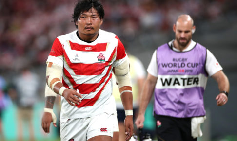 稲垣啓太がハードな格闘技トレーニングを公開　“笑わない男”がにこやかな表情も見せる