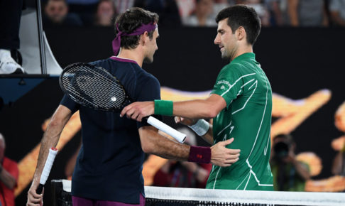 ノバク・ジョコビッチ、ロジャー・フェデラーに勝利 ケガを押して出場したフェデラーに敬意 ノバク・ジョコビッチ、ロジャー・フェデラーに勝利 ケガを押して出場したフェデラーに敬意