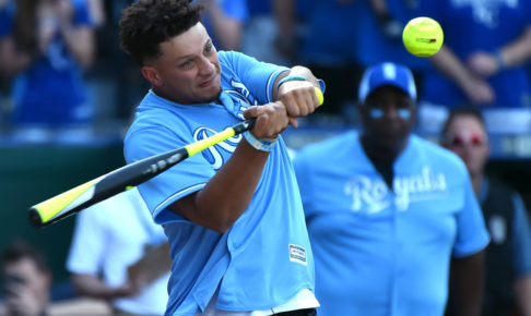 カンザスシティ・ロイヤルズがチーフスを祝福　パトリック・マホームズのバッティングも公開