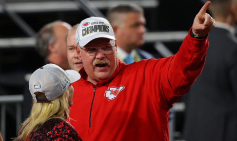 “名将”アンディ・リード、悲願のスーパーボウル初制覇で祝杯はチーズバーガー？