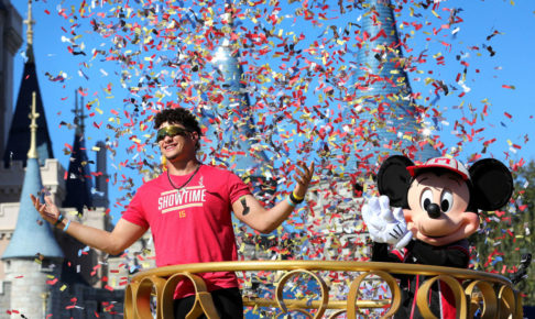 スーパーボウルMVPのパトリック・マホームズ、ディズニーワールドでパレードに参加　高校時代の夢を実現