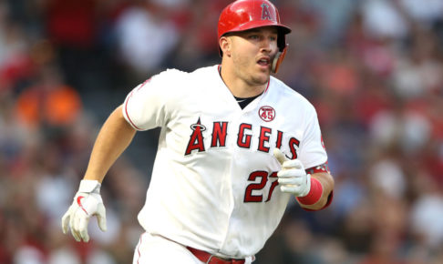 マイク・トラウト、母校の新キャプテンにユニフォームを手渡し