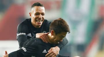 「日本式」で出迎えられる香川真司が話題…英語で答えたインタビューも