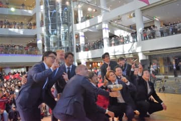 イニエスタ、天皇杯優勝は「次に進む第一歩」　神戸市の祝勝セレモニーで新シーズンへの抱負語る