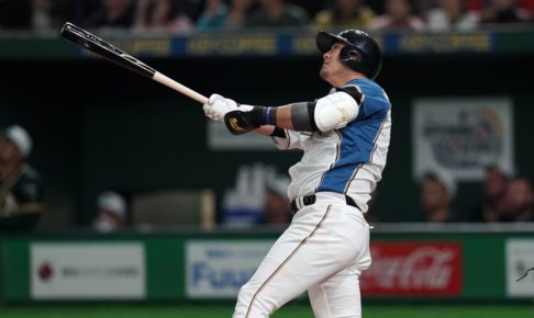 日本ハムの選手たちが母の日に花束を 「全国のお母さんありがとう」