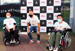 イニエスタが車イス体験会に参加　講師の男性「本人に会えて夢のよう」