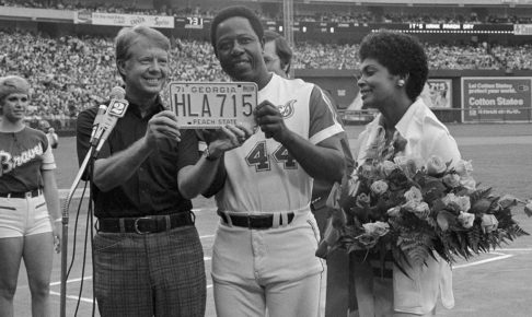 715本塁打を祝福されるハンク・アーロン（左は州知事時代のジミー・カーター）　(C)Getty Images