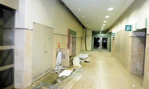 福島競馬場で天井パネルが落下、営業を取りやめ