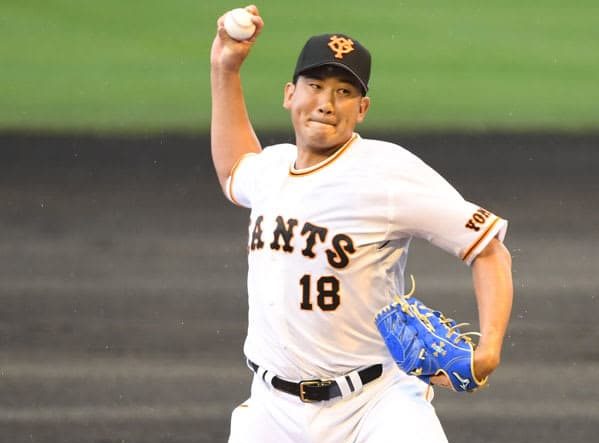 巨人・菅野に続々謝罪…イージーミスの秋広に続いて後藤コーチもペコリ 巨人・菅野に続々謝罪…イージーミスの秋広に続いて後藤コーチもペコリ