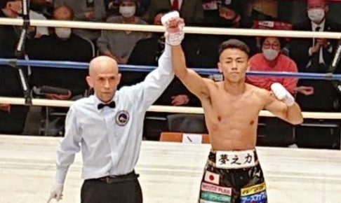 元K-1王者の武居、衝撃の103秒殺デビュー！「ボクシングでもベルト巻きたい」