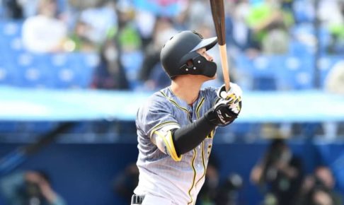 阪神・佐藤輝がプロ1号2ラン　初安打は豪快バックスクリーン弾