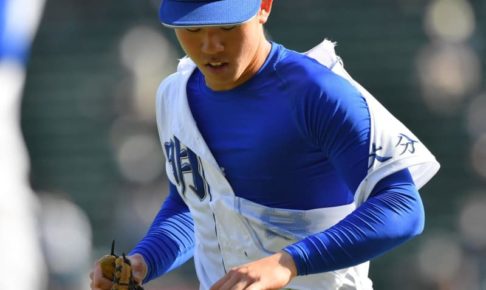 明豊ハッスルプレー連発　右翼手・山本はユニホーム破れて背番号「3」に変更