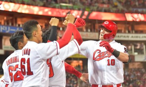 広島、クロンに待望の一発。来日1号は勝ち越しソロ