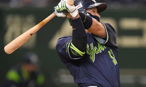 ライト一歩も動けず…ヤクルト・村上が特大の4号2ラン　球場からどよめきも