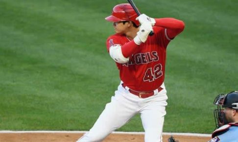 【MLB】大谷翔平、第3打席でバット折りながら中前打＆激走ホームイン　背番号「42」で躍動