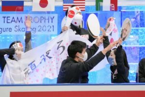 日本は3位　羽生は日の丸ハチマキで全力応援！　フィギュア国別対抗戦
