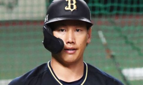 オリックス吉田正が途中交代　打球に飛び込み左膝強打
