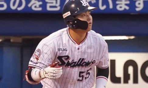 ヤクルト村上宗隆、“右手1本”衝撃弾に球場どよめく　8号ソロでキング争いトップに並ぶ