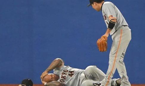 巨人痛恨　新助っ人テームズが担架で運ばれる　デビュー戦でまさかの負傷交代