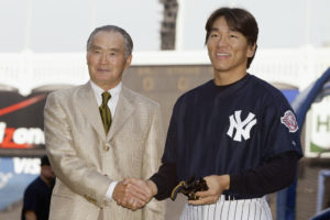 長嶋茂雄と松井秀喜（2003年4月29日、ヤンキースタジアム）　(C)Getty Images