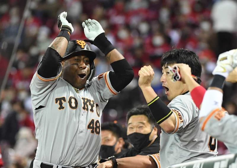 巨人・ウィーラーが4号勝ち越しソロ!「くるりんぱ!」も強引に〝成功〟 巨人・ウィーラーが4号勝ち越しソロ!「くるりんぱ!」も強引に〝成功〟