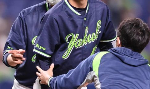 ヤクルト・金久保がアクシデントで交代　強烈なピッチャー返しが右腕付近を直撃