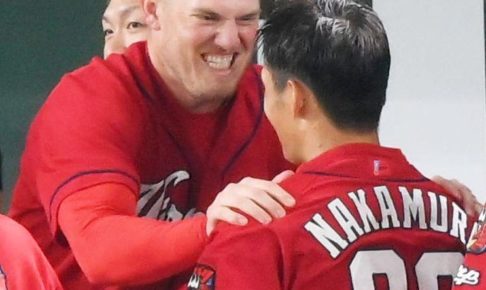 広島　クロンの優しさと圧巻のパワーに触れた夜　中村奨の両肩をがっしりと…
