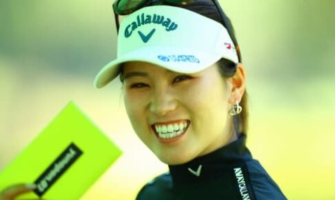 比嘉真美子が単独首位、西村優菜ら2差