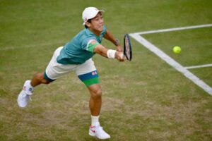錦織圭、グラスコート白星発進。世界2位メドベージェフ初戦敗退、大会スポンサーの看板を蹴りつける［ATP500 ハレ］