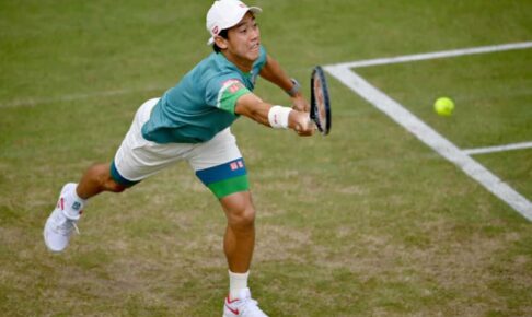 錦織圭、グラスコート白星発進。世界2位メドベージェフ初戦敗退、大会スポンサーの看板を蹴りつける［ATP500 ハレ］