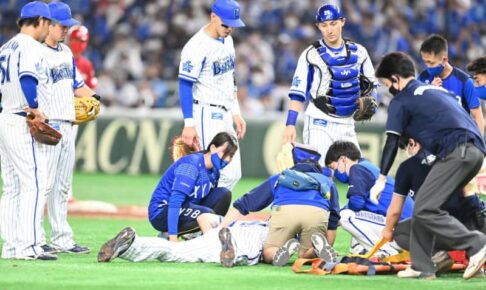 DeNA　ピープルズが投球直後にもん絶、前のめりに倒れる　アクシデントで交代