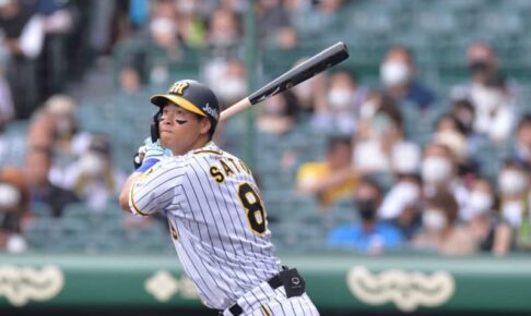 阪神・佐藤輝〝規格外〟逆方向18号！　2戦連発！　岡田彰布氏の新人記録にもう並ぶ