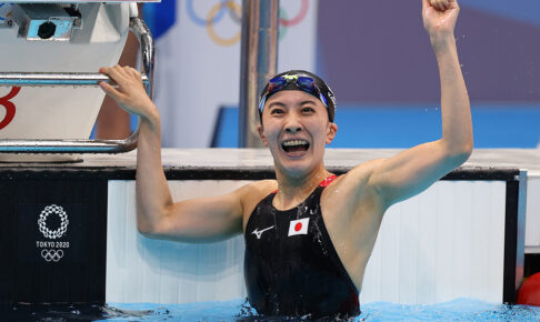 【東京五輪／競泳女子】大橋悠衣、400メートル個人メドレーで金メダル　猛追振り切り「自分を信じて泳いだ」