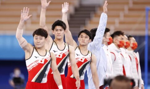 日本、体操男子団体「銀」