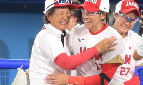 上野由岐子「感無量」金へ導いた「魂の389球」宇津木監督と抱き合い涙