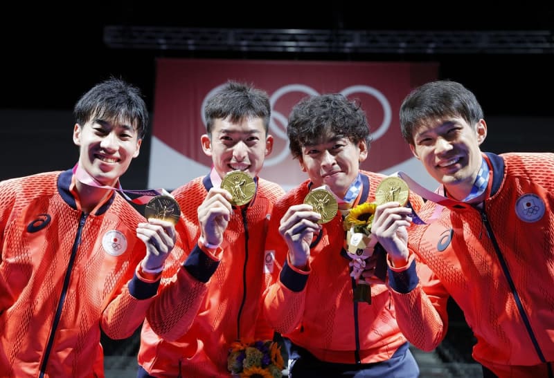 フェンシング見延和靖、有言実行の金メダル ベンチ下がってもチーム鼓舞 東京五輪2020、男子エペ団体で金 フェンシング見延和靖、有言実行の金メダル ベンチ下がってもチーム鼓舞 東京五輪2020、男子エペ団体で金