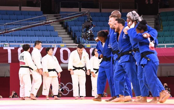 衝撃の敗戦、柔道日本の銀メダルが持つ意味 24年パリ五輪へ待ち受けるいばらの道 衝撃の敗戦、柔道日本の銀メダルが持つ意味 24年パリ五輪へ待ち受けるいばらの道