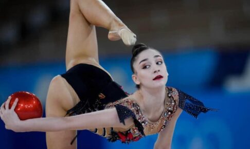 五輪新体操「奇跡の一枚」にネット騒然　「顔がない」「どうなってるの」