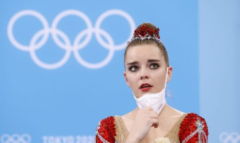新体操2位、崩れ落ちたジーナ　個人総合、世界選手権は3連覇