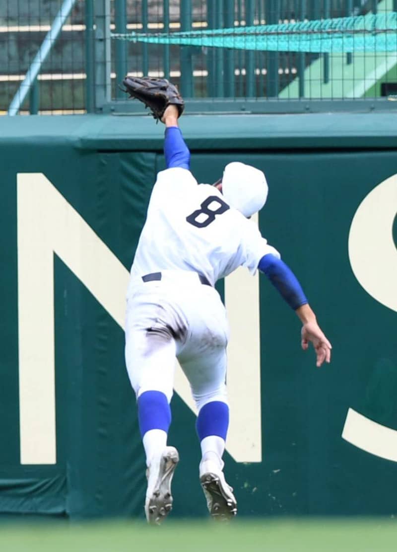 新田が夏初出場初勝利 中堅・長谷川、勝利呼ぶ超ファインプレー 新田が夏初出場初勝利 中堅・長谷川、勝利呼ぶ超ファインプレー