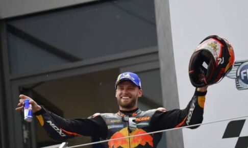 濡れた路面をスリックタイヤで走り切ったビンダー「最終ラップはまったく止まれなかった」／MotoGP第11戦決勝トップ3コメント