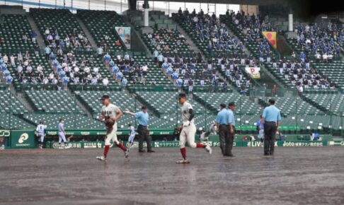 甲子園、土砂降りで八回表で試合終了　大阪桐蔭が勝利　グラウンドは“泥沼”状態