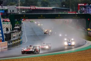雨のなか2021年ル・マン24時間がスタート　8号車トヨタが追突される波乱の幕開けに／決勝1時間後