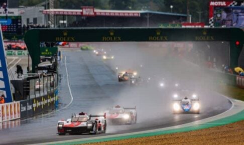 雨のなか2021年ル・マン24時間がスタート　8号車トヨタが追突される波乱の幕開けに／決勝1時間後