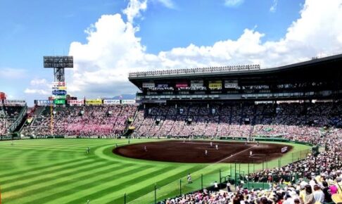 歴史的一戦のアナウンスは「さん」付けで　女子の高校野球決勝が甲子園でスタート