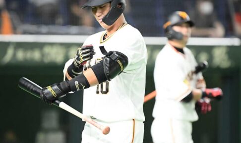 巨人・中田翔の移籍後初死球にスタンドどよめく　左手の甲直撃も大事には至らず