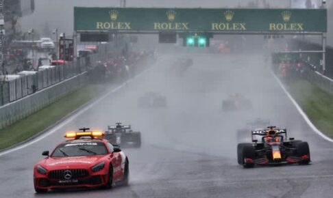 悪天候による3時間の中断を挟み、3周目に終了　フェルスタッペンが優勝、2位ラッセルが初表彰台【決勝レポート／F1第12戦】