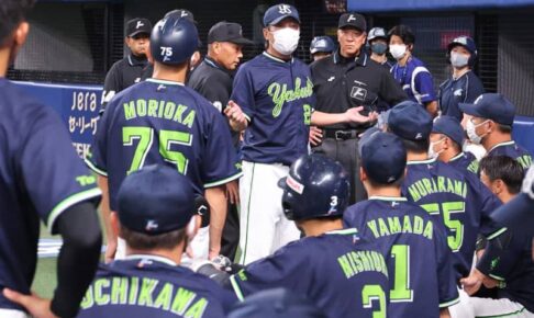 ヤクルト・高津監督が14分の猛抗議　九回に判定大混乱　中日リクエスト成功で試合終了